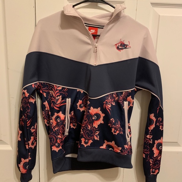 Nike Tops - Nike Floral woman’s Xtra small pullover